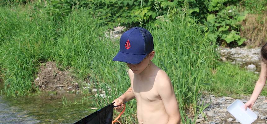 Kind beim Wasserforschen