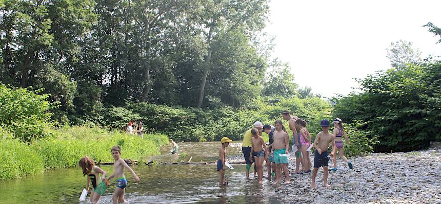 Kinder beim Wasserforschen
