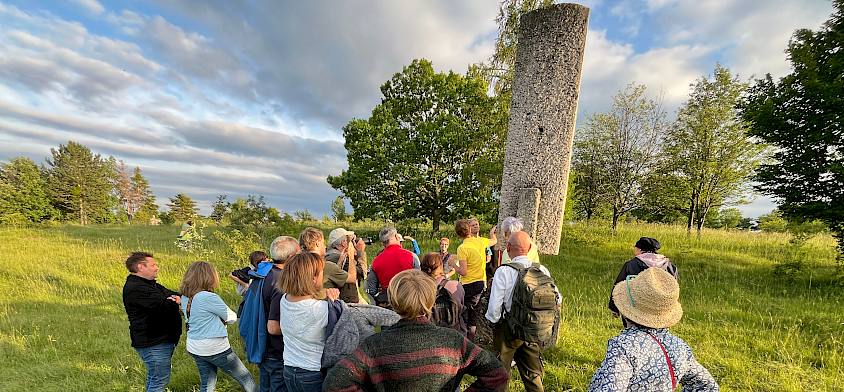 Menschen in der Natur bei Steinskulptur