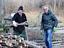 Um den herausragenden Lebensraum weiterhin zu erhalten, griffen heute zahlreiche Freiwillige zu Astschere, Krampen und (Motor)Säge. © LPV/F. Hohn Freiwillige tragen Schnittgut