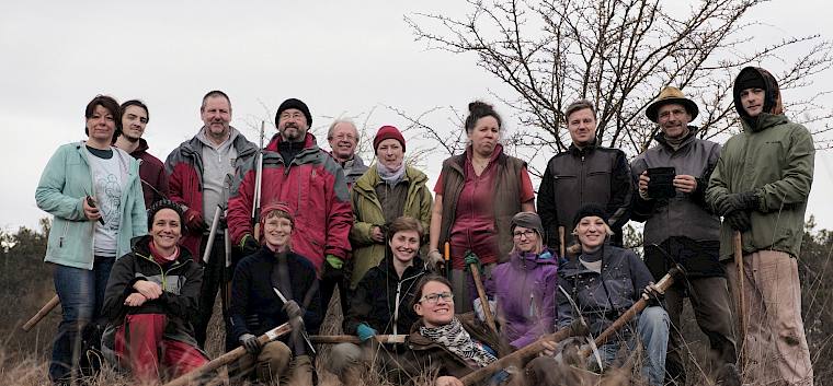 Die fleißigen freiwilligen Helfer:innen beim Pflegeeinsatz im Naturdenkmal Trockenrasen in Tattendorf. © LPV/J. Fischer Gruppenfoto