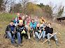 Die 14 freiwilligen Helfer:innen im Einsatz für die Erhaltung des Trockenrasen am Goldbiegel in Perchtoldsdorf (Vormittag). © LPV/I. Drozdowski Gruppenfoto
