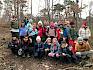 Die Schüler:innen der 3b der Volksschule Radetzkystraße im Einsatz für die Trockenrasen in ihrer Gemeinde. © LPV/N. Lintner Gruppenfoto