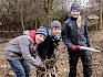 Die Kinder hatten viel Freude an der Arbeit mit Säge, Astschere, Rechen und Krampen. © LPV/A. Herrmann Pfadis mit Säge