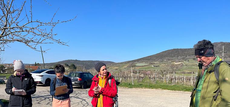 LPV-Biologin Irene Drozdowski und Univ. Prof. Thomas Wrbka erzählen Wissenswertes zu Landschaft, Geologie und Vegetation in Pfaffstätten. Besonderer Fokus lag auf den wertvollen Trockenrasen im Naturschutzgebiet Glaslauterriegel-Heferlberg-Fluxberg. © LPV/A. Herrmann Fachliche Einführung