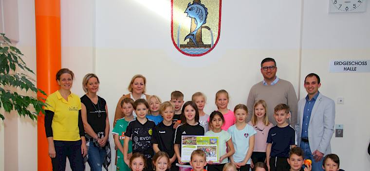 Die Schüler:innen der 3a der VS Bad Fischau freuten sich über die Urkunde. © LPV/N. Elek Gruppenfoto