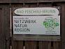 Wir sind stolz darauf, dass Bad Fischau-Brunn Teil unserer Netzwerk-Natur-Region ist. © LPV/N. Elek NetzwerkNaturRegionTafel