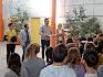 LPV-Obfrau Irende Drozdowski, Bürgermeister Stefan Zimper, Vizebürgermeister Sebastian Goldfuß und Direktorin Susanne Dutter lobten den Einsatz der Kinder und überreichten anschließend gerahmte Urkunden für jede Klasse. © LPV/N. Elek Bürgermeister verteilt Urkunde