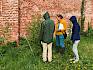 LPV-Obfrau Irene Drozdowski führt die Praktikant:inne in die Geschichte des Klosterparks, unsere Schulprogramme und die Pflege artenreicher Naturwiesen ein. © LPV/S. Engel Fachliche Einführung