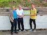 Der Hangtrockenrasen in Leobersdorf ist ein besonders artenreicher Trittstein, mit einer Tafel wird dies nun sichtbar gemacht. V.l.n.r.: Local Hero Helga Kral, Umweltgemeinderat Gerhard Stampf, LPV-Mitarbeiter Felix Hohn. © LPV/D. Kranl Foto mit Hotspot-Tafel