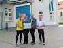 Leobersdorf ist Teil der Netzwerk Natur Region! V.r.n.l.: Umweltgemeinderat Gerhard Stampf, Bürgermeister Andreas Ramharter, Local Hero Helga Kral und LPV-Mitarbeiter Felix Hohn. © LPV/D. Kranl Foto mit Netzwerk Natur Region-Tafel