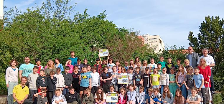 Die Kinder der dritten Klassen der Volksschule Leobersdorf ließen sich heute für Ihren Einsatz für die artenreichen Trockenrasen feiern. © LPV/D. Kranl Gruppenfoto