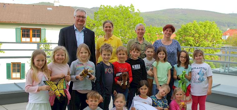 Die Schüler:innen der 1a der VS Pfaffstätten freuten sich über die Urkunde. © LPV/L. van Ginderachter Gruppenfoto