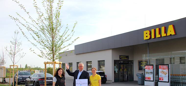 V.l.n.r: Filialleiterin Veselka Borbely, Bürgermeister Labg. Christoph Kainz und Irene Drozdowski, Obfrau des Landschaftspflegevereins, besuchten die neu gepflanzten Bäume und freuten sich sehr über einen weiteren gemeinsamen Erfolg innerhalb der Netzwerk Natur Region. © LPV/N. Elek Gruppenfoto