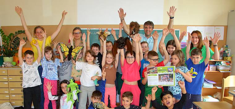 Hoch die Hände! Die Schüler:innen der 2b der VS Gainfarn waren zu Recht stolz auf ihren Einsatz für die Natur. © LPV/N. Elek Urkundenverleihung in Bad Vöslau