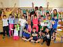 Hoch die Hände! Die Schüler:innen der 2b der VS Gainfarn waren zu Recht stolz auf ihren Einsatz für die Natur. © LPV/N. Elek Urkundenverleihung in Bad Vöslau