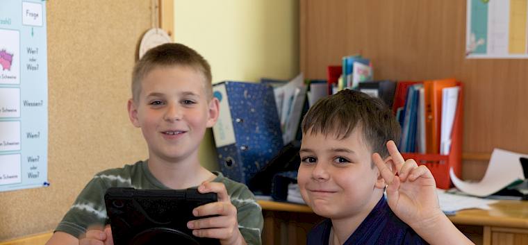 Spielerisch lernten die Kinder die Naturforschungs-App iNaturalist kennen. Dabei stärkten sie ihre digitalen Kompetenzen. © fotoWerkstatt Manfred Digruber Kinder nutzten iNaturalist