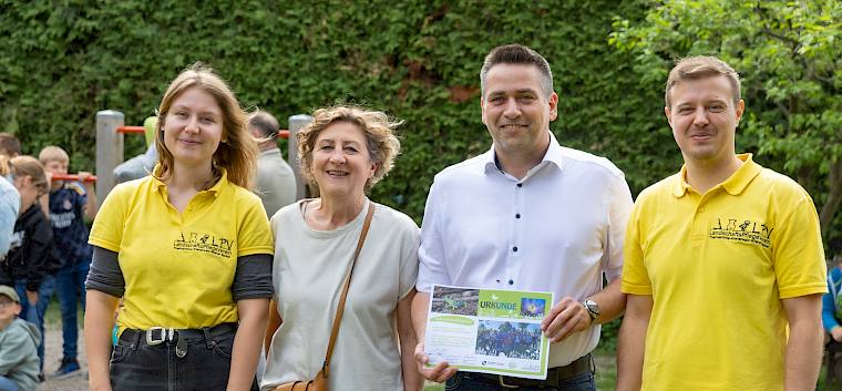 V.l.n.r.: Bianka Sabek (LPV), Umweltgemeinderätin Eisabeth Zottl-Paulischin,Bürgermeister Stefan Rabl und Norbert Elek (LPV)  besuchten die 2a, 2b, 4a und 4b um ihnen Urkunden zu überreichen. © fotoWerkstatt Manfred Digruber Gruppenfoto