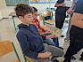 Nach einem kurzen Spiel, bei dem die Schüler:innen das genaue Schauen beim Pflanzenbestimmen übten, durften sie auch schon an das Ausprobieren der App wagen. © LPV/B. Sabek Schüler bei Lernspiel