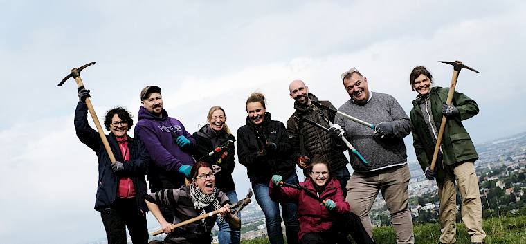 Die engagierten Mitarbeiter:innen von COLUMBUS Reisen unterstützten uns bei der Trockenrasenpflege auf der Perchtoldsdorfer Heide. © LPV/J. Fischer Gruppenfoto