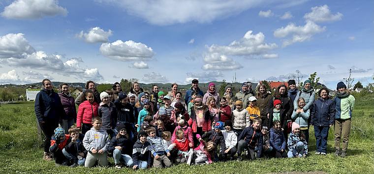 Heute starteten die jungen Wissenschaftler:innen der 2a und 3a der Volksschule Wienerstraße mit ihren Forschungsarbeiten im Rahmen des Wettbewerbes „Wissenschaft trifft Schule“. © LPV/E. Weisz-Emesz Gruppenfoto