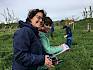 Gemeinsam mit der App iNaturalist und dem selbst gestalteten Bestimmungsbuch starteten die Kinder ihre Aufnahmen. © LPV/M. Frauendienst Naturpädagogin unterstützt