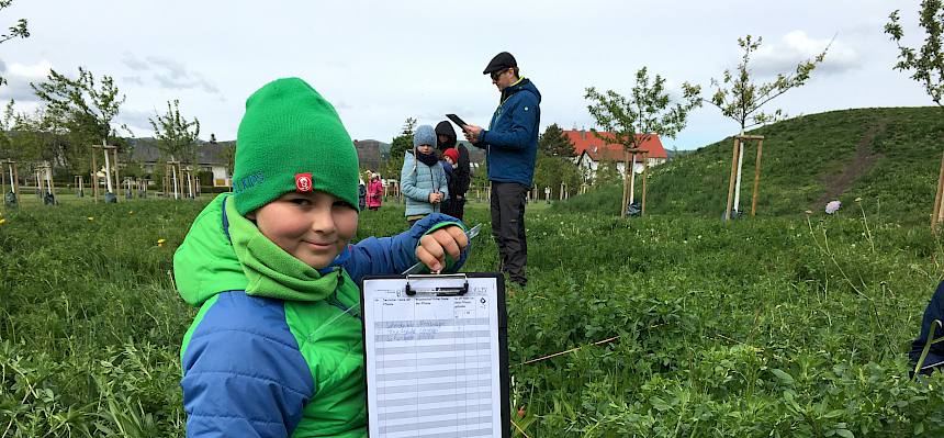 Kind mit botanischem Erhebungsbogen