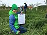 Gemeinsam mit der App iNaturalist und dem selbst gestalteten Bestimmungsbuch starteten die Kinder ihre Aufnahmen. © LPV/M. Frauendienst Kind mit botanischem Erhebungsbogen