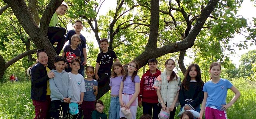 Schulklasse bei Naturführung im Klosterpark