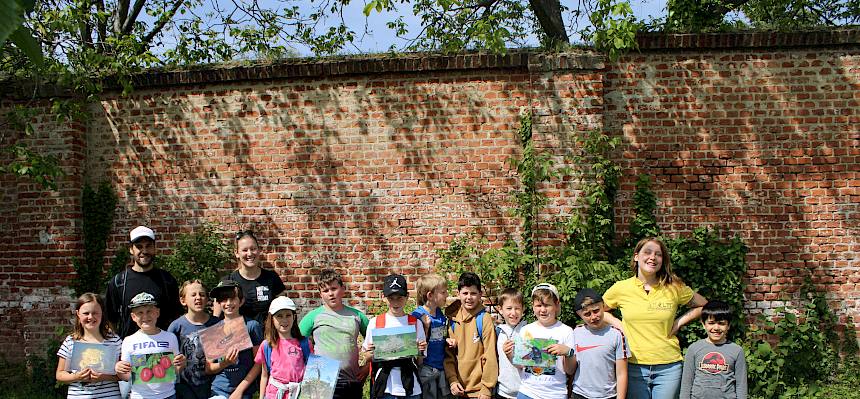 Schulklasse bei Naturführung im Klosterpark