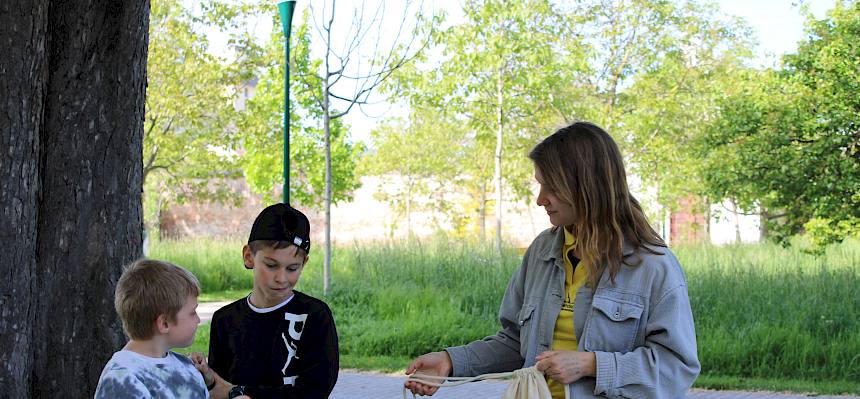 Schüler:innen entdecken spielerisch die Streuobstwiese