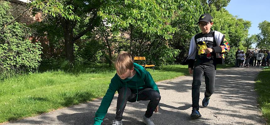 Schüler:innen beim Apfelsorten-Laufspiel