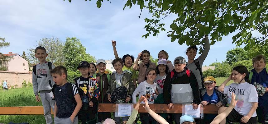 Schulklasse bei Naturführung im Klosterpark