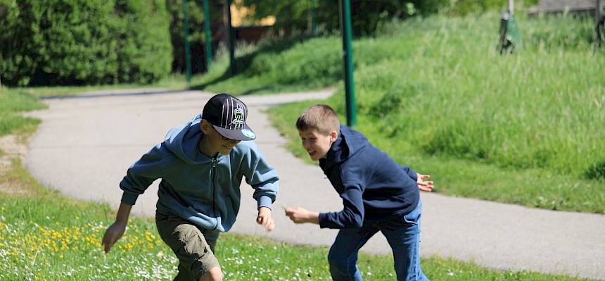 Kinder beim Laufspiel