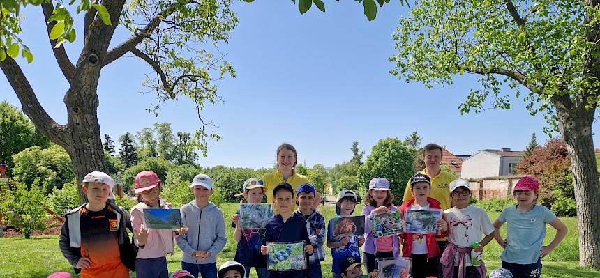 Schulklasse bei Naturführung im Klosterpark