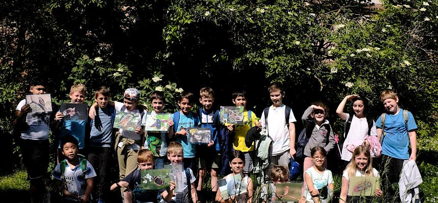 Schulklasse bei Naturführung im Klosterpark