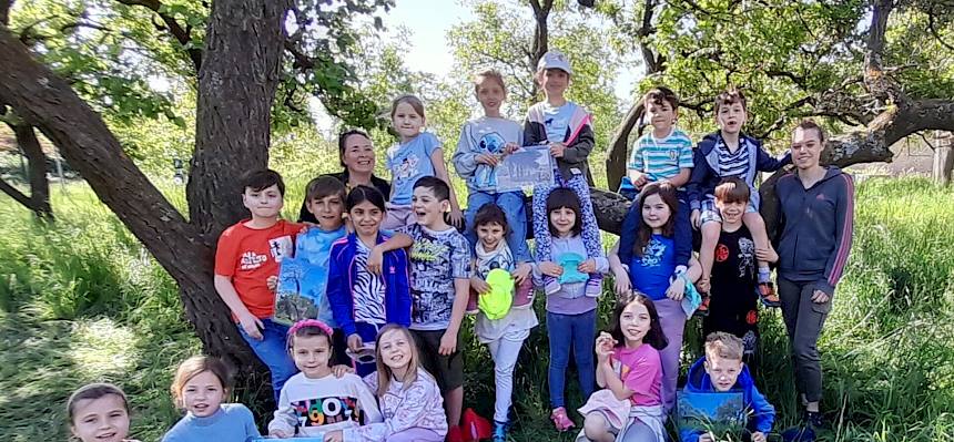 Schulklasse bei Naturführung im Klosterpark