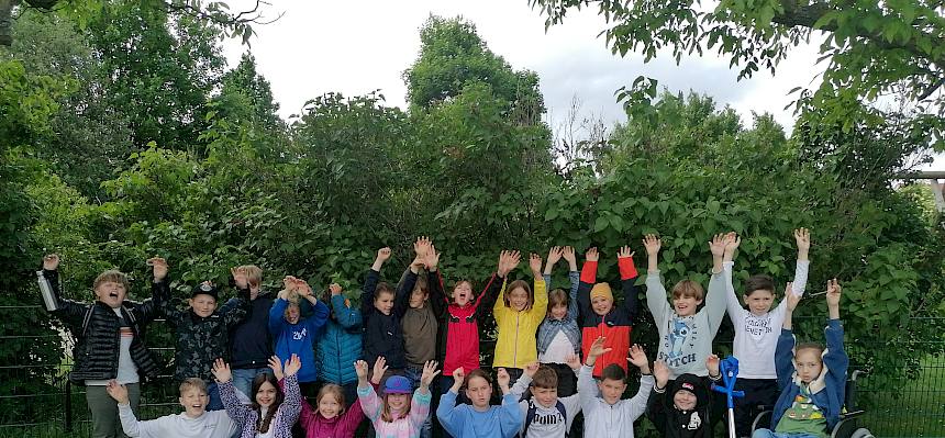 Schulklasse bei Naturführung im Klosterpark