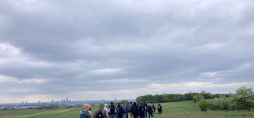 Schüler:innen gehen auf Feldweg