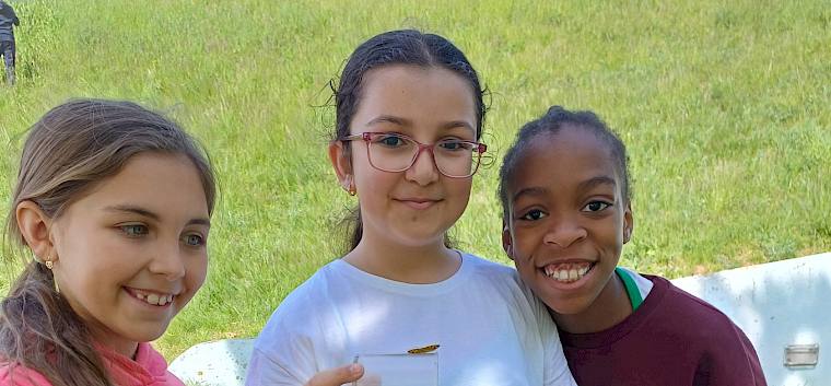 Ausgerüstet mit Becherlupen machten sich die Schüler:innen auf die Suche nach Insekten und Spinnen. © LPV/I. Wrbka-Fuchsig Schüler:innen mit Schmetterling