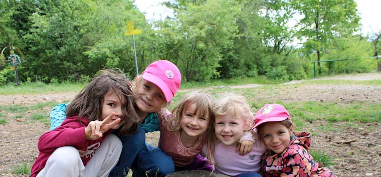 Viel Spaß bei der Naturführung hatten die Schüler:innen der 1a der VS Bad Vöslau. © LPV/L. Strobl Schüler:innen hinter Baumstumpf