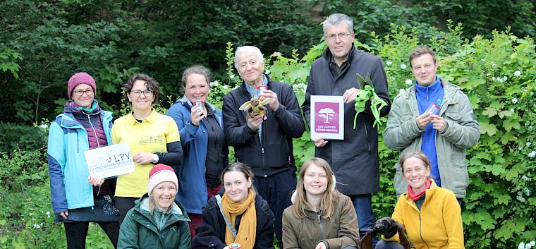 Das LPV-Naturpädagog:innen-Team gemeinsam mit Elke Weisz-Emesz (Landschaftspflegeverein, Organisation Naturpark-Tage), Konrad Brunnhofer (operative Geschäftsführung Naturpark), Martin Schuster (Obmann Naturpark) und Irene Drozdowski (Obfrau Landschaftspflegeverein). © LPV/F. Hohn Gruppenfoto