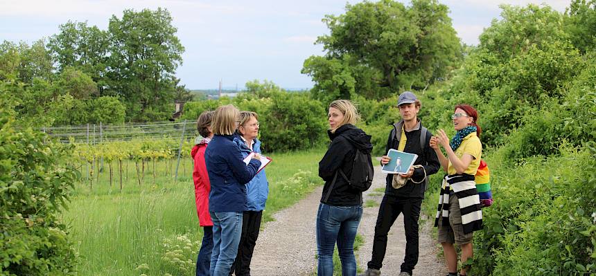 Biolog:innen d. LPV führen Teilnehmer:innen durch Landschaf