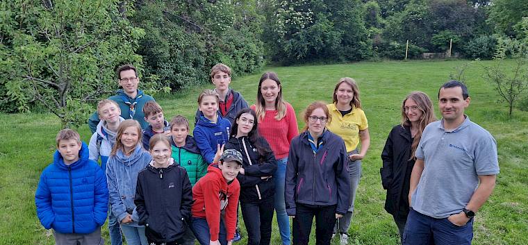 Die Pfadfinder:innengruppe Leobersdorf erkundete heute die Tiere und Pflanzen im Pfarrheimgarten und übte sich am Forschen mit der Naturforschungs-App iNaturalist. © LPV/B. Sabek Pfadfinder:innen Leobersdorf-Gruppenfoto