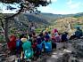 Die Schüler:innen der Emma Plank Schule genießen der Ausblick über den Naturpark Föhrenberge. © LPV/N. Elek Föhre, Naturpark Föhrenberge, Schule