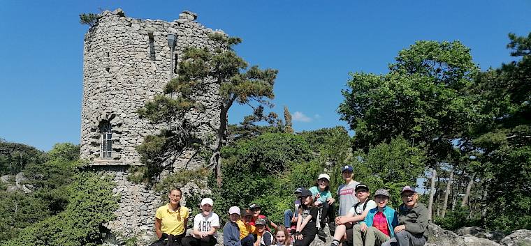 Die 3b der VS Kaltenleutgeben auf Erkundungstour am Kalenderberg im Naturpark Föhrenberge. © LPV/G. Girsch Schwarzer Turm, Föhre, Kalenderberg