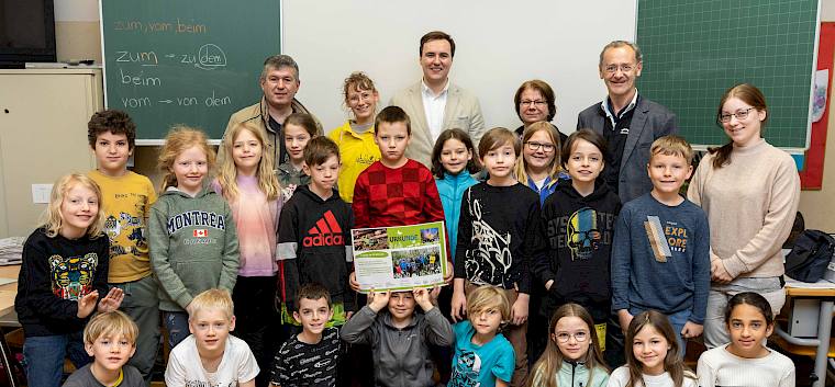 Die Kinder der Volksschule Uetzgasse mit StR Michael Capek, Melanie Frauendienst (Landschaftspflegeverein), Bildungsreferatsleiter Otto Wolkerstorfer, Schulleiterin Martina Welzl, Stadtgartendirektor Andreas Kastinger und Andrea Zöchmeister. © C Kollerics Klassenfoto