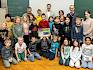 Die Kinder der Volksschule Uetzgasse mit StR Michael Capek, Melanie Frauendienst (Landschaftspflegeverein), Bildungsreferatsleiter Otto Wolkerstorfer, Schulleiterin Martina Welzl, Stadtgartendirektor Andreas Kastinger und Andrea Zöchmeister. © C Kollerics Klassenfoto