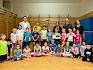 Die Kinder der Volksschule Uetzgasse mit StR Michael Capek, Melanie Frauendienst (Landschaftspflegeverein), Bildungsreferatsleiter Otto Wolkerstorfer, Schulleiterin Martina Welzl, Stadtgartendirektor Andreas Kastinger und Alessandra Hiller. © C Kollerics Klassenfoto