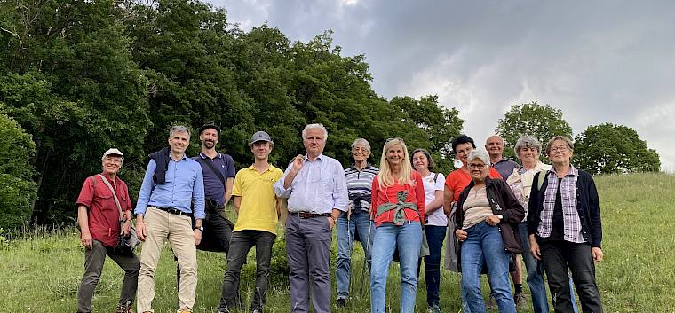 Ein tolles Gruppenfoto unserer begeisterten Teilnehmer: innen auf der wunderschönen Gießhübler Heide! © LPV/V. Staufer Gruppenfoto
